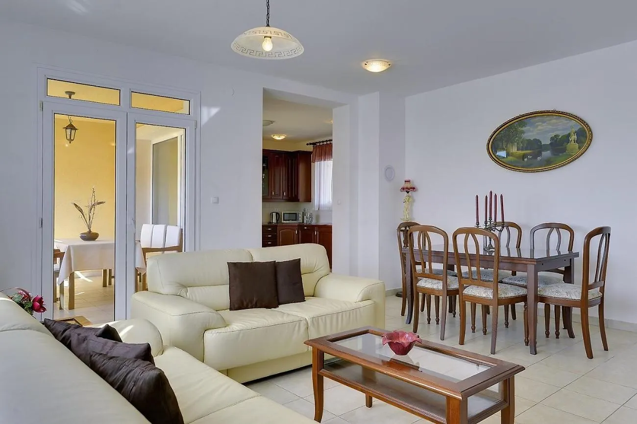 Neue Ferienwohnung Mit Parkplatz, Klima In Einer Ruhigen Lage Von Pula 0*,