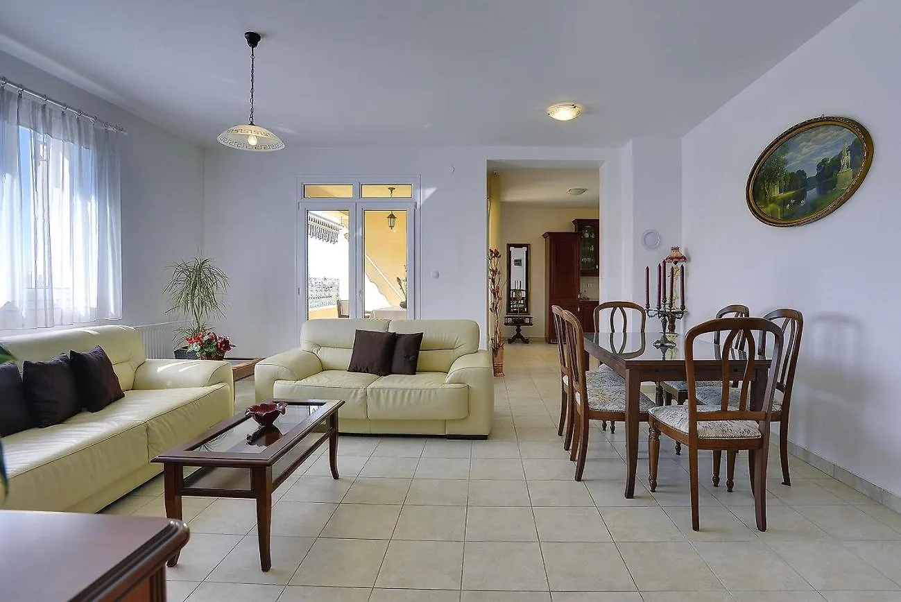 Neue Ferienwohnung Mit Parkplatz, Klima In Einer Ruhigen Lage Von Pula 0*,  Hırvatistan